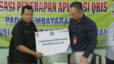 Kepala Dinas Lingkungan Hidup Hanafi (kiri) bersama Pemimpin Cabang Bank Jatim Cabang Bojonegoro Hero Sasangka Perdana Putra saat Launching Pembayaran Retribusi Persampahan melalui QRIS dan Virtual Account, Selasa (7/6/2022).