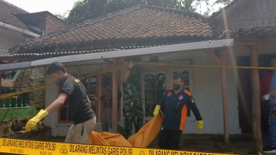 Petugas mengevakuasi jenazah korban yang ditemukan tewas di dalam rumahnya di Desa Bocek, Kecamatan Karangploso, Kabupaten Malang.