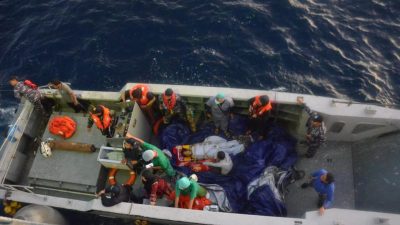 Dramatis! TNI AL Evakuasi Ibu Melahirkan dari Pulau Kangean Sumenep Madura