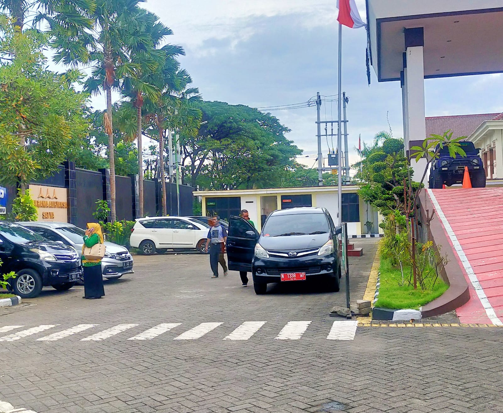 Perwakilan Inspektorat dan Disperindag Kabupaten Pasuruan saat keluar usai diperiksa di Kantor Kejaksaan Negeri Bangil.