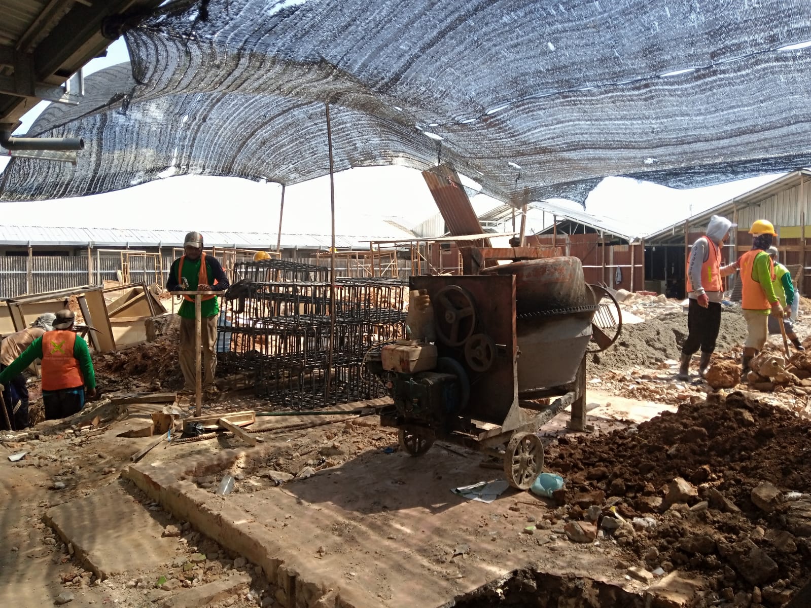 Salah satu bangunan pasar Baru Tuban yang direnovasi. Sebelumnya lokasi itu merupakan kios untuk penjualan daging sapi dan daging ayam.