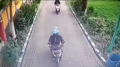 Komplotan maling. (Foto: tangkapan layar rekaman CCTV/Tugu Jatim)