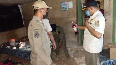 Petugas gabungan mengamankan mihol di atas 5 persen yang tidak berizin di salah satu warung makan di Tuban.