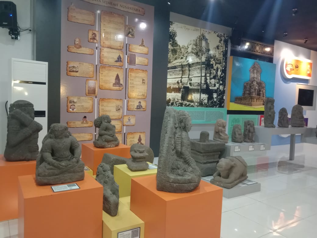 Koleksi berbagai arca di Museum Mpu Purwa Kota Malang.
