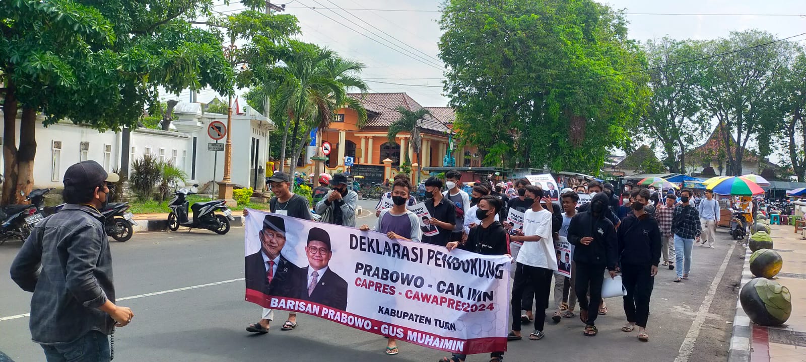 Sejumlah pemuda membentangkan banner dukung ke Prabowo Subianto dan Muhaimin ISkandar untuk maju dalam Pilpres 2024 pada Kamis (23/6/2022).
