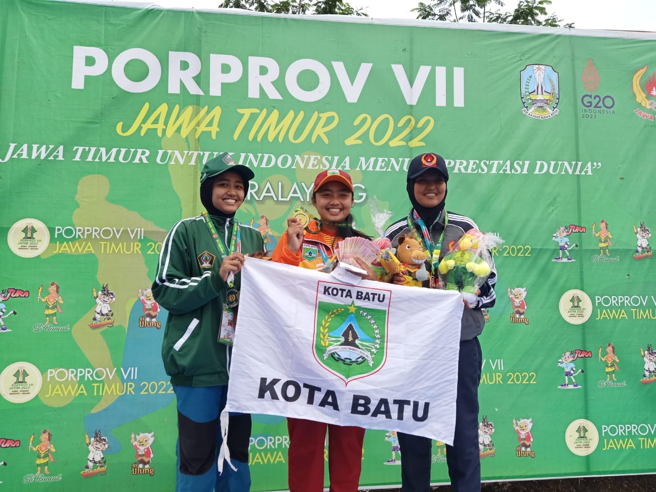 Atlet Paralayang Kota Batu kembali mendulang prestasi dengan peroleh 2 medali emas dan 1 perak di Porprov Jatim VII 2022.