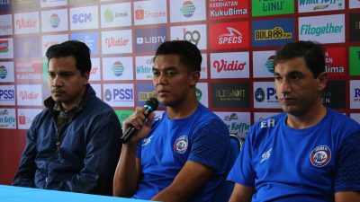 Pelatih Arema FC, Eduardo Almeida dalam konferensi pers jelang pertandingan melawan Persik Kediri.