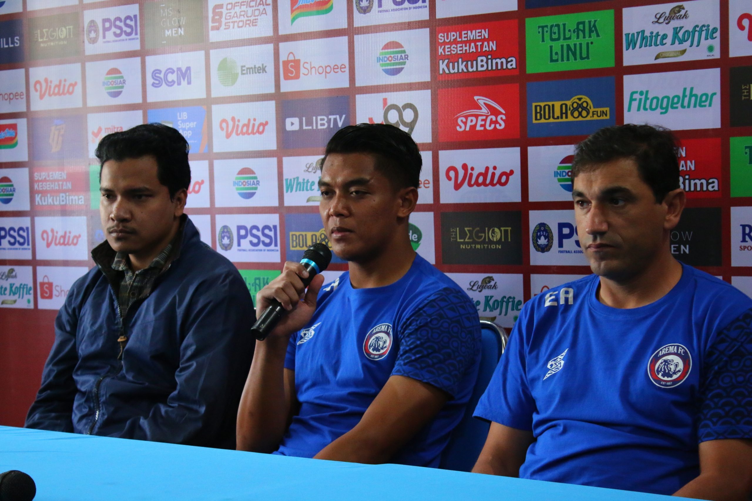 Pelatih Arema FC, Eduardo Almeida dalam konferensi pers jelang pertandingan melawan Persik Kediri.