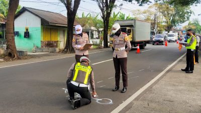 Penjual mainan. (Foto: Polres Pasuruan/Tugu Jatim)