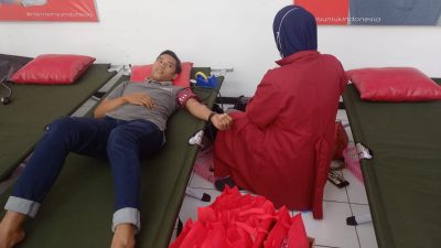 Achmad Baidowi (partisipan) dan Lailatul Ashurin (petugas Aftap) sedang melakukan kegiatan donor darah di Telkom Pasuruan, Selasa (14/6/2022).