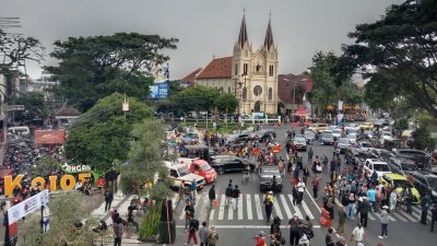 Suasana ratusan pengunjung di kawasan Kayutangan Heritage Kota Malang.