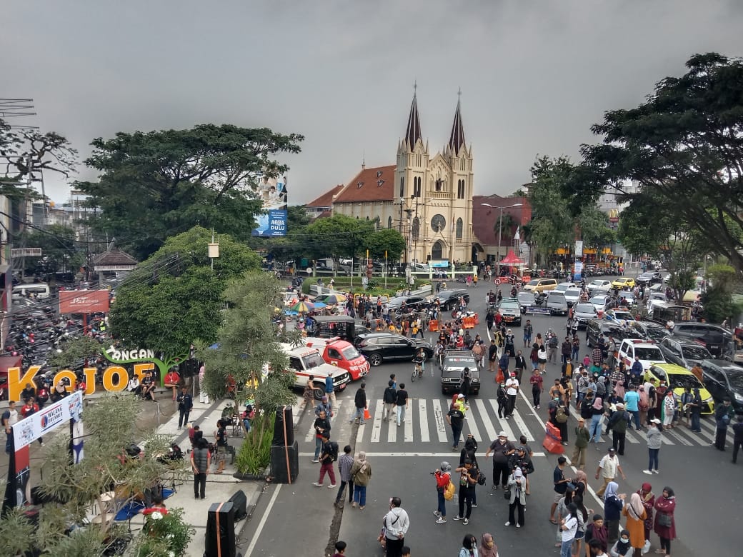 Suasana ratusan pengunjung di kawasan Kayutangan Heritage Kota Malang.