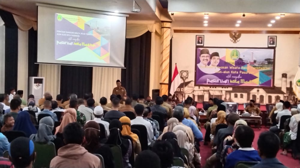 Ratusan PKL sekitar Alun-Alun Kota Pasuruan dikumpulkan di Gedung Gradika untuk mendapat sosialisasi terkait proses pembangunan wisata religi terintegrasi.