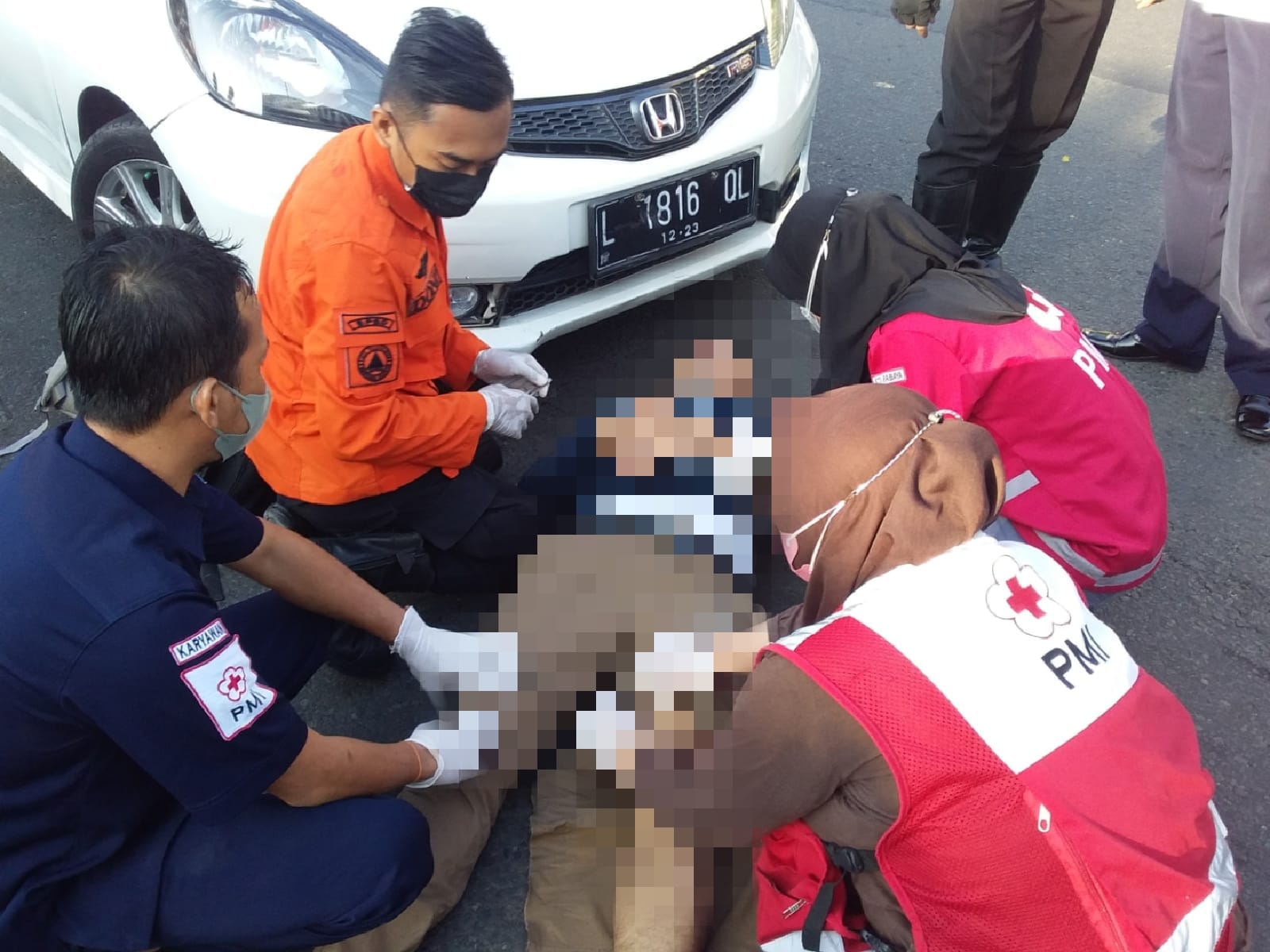 Korban kecelakaan pengendara motor ketika ditangani oleh PMI Kota Surabaya.