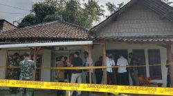 Petugas melakukan identifikasi di kediaman korban di Karangploso, Kabupaten Malang, Selasa (7/6/2022).