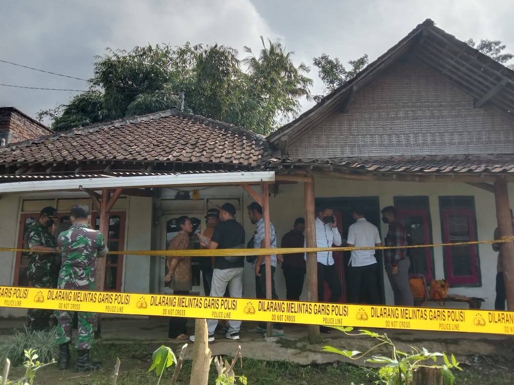 Petugas melakukan identifikasi di kediaman korban di Karangploso, Kabupaten Malang, Selasa (7/6/2022).