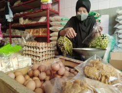 Harga Telur Ayam Melambung, Pedagang Pasar Pramuka Tuban Ketir-Ketir Sepi Pembeli