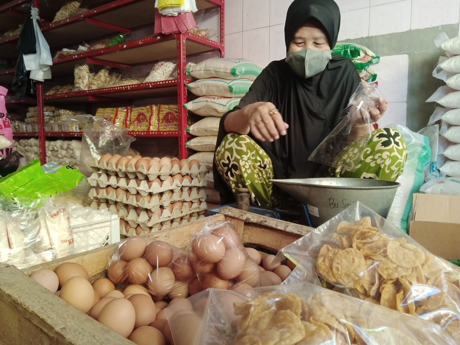 Harga telur ayam. (Foto: Mochamad Abdurrochim/Tugu Jatim)