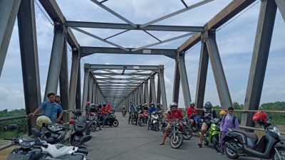 Masyarakat yang menunggu giliran melewati Jembatan Glendeng, penghubung Bojonegoro-Tuban, 4 Januari 2022.