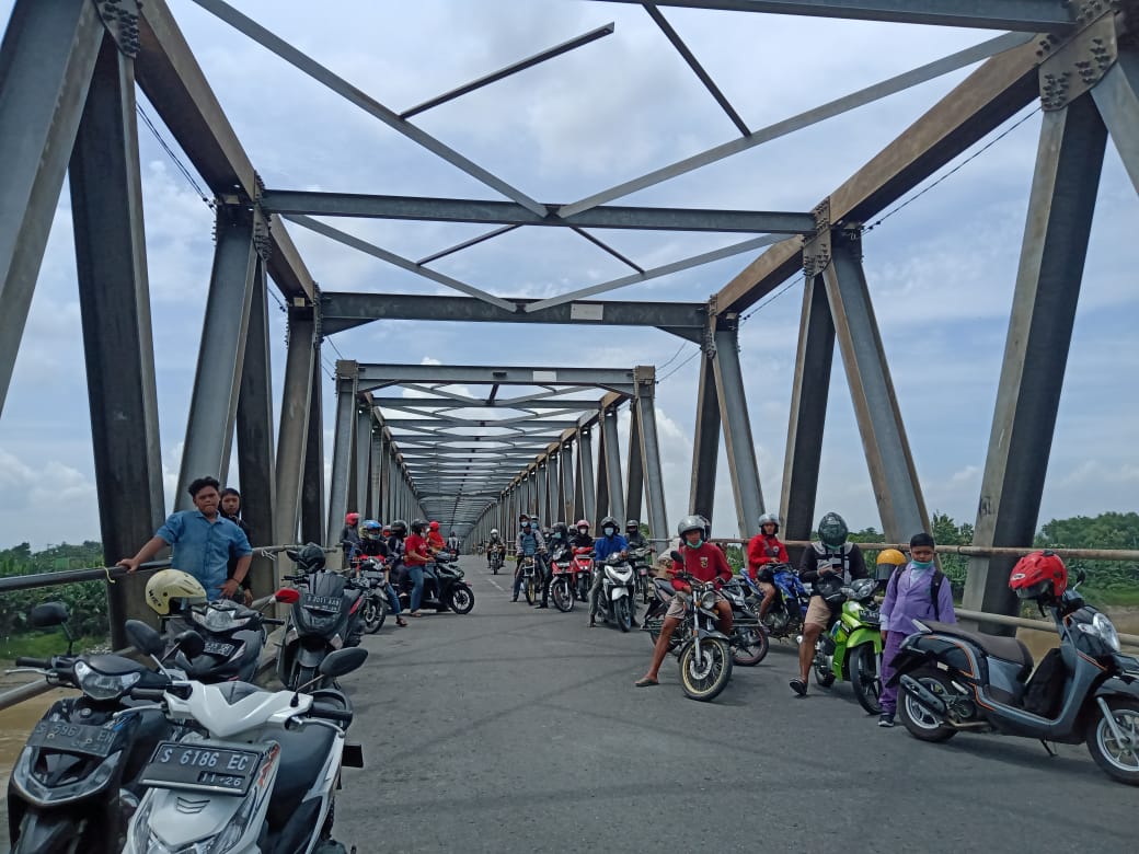 Masyarakat yang menunggu giliran melewati Jembatan Glendeng, penghubung Bojonegoro-Tuban, 4 Januari 2022.