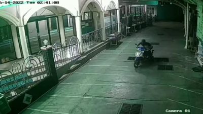 Aksi maling. (Foto: tangkapan layar CCTV/Tugu Jatim)