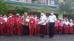Dr Aqua Dwipayana bersama para siswa SD di Sumenep, Madura.