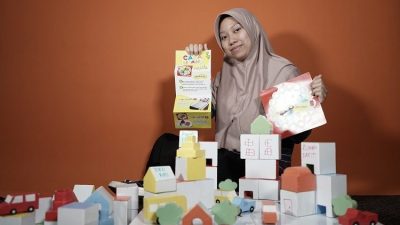 Rizka Aulia Khoirunnisa saat menunjukkan mainan balok multiplayer untuk mengasah motorik halus anak.