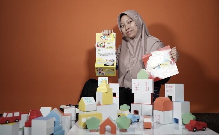 Rizka Aulia Khoirunnisa saat menunjukkan mainan balok multiplayer untuk mengasah motorik halus anak.