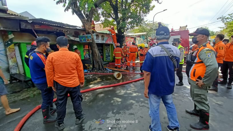 Kios helm. (Foto: Pemadam Kebakaran Kota Surabaya/Tugu Jatim)