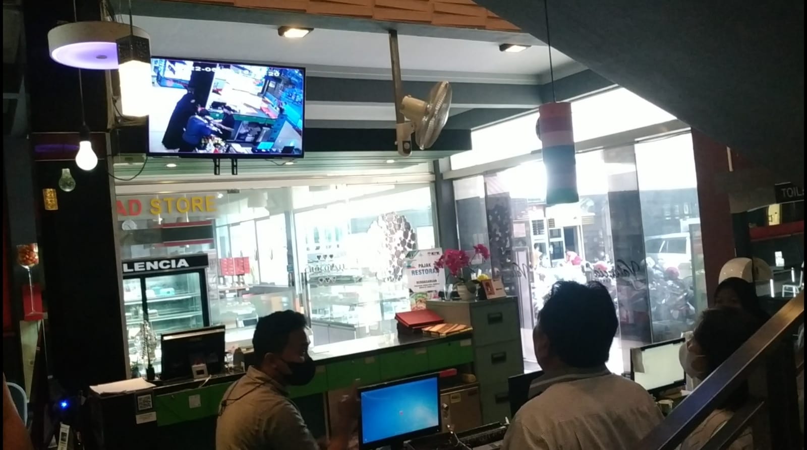 Komplotan WNA. (Foto: tangkapan layar CCTV/Tugu Jatim)