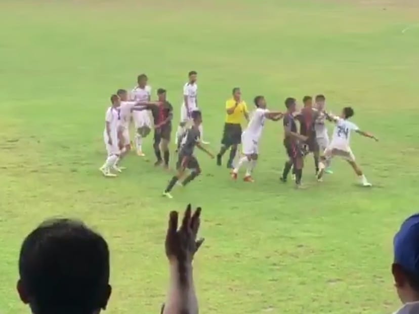 Tangkapan layar kericuhan antara kontingen sepak bola Kota Malang dan Kabupaten Jember.