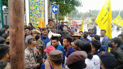 Sejumlah aktivis PMII berorasi secara gantian di depan gedung Pemkab Tuban pada Kamis (16/6/2022) siang.