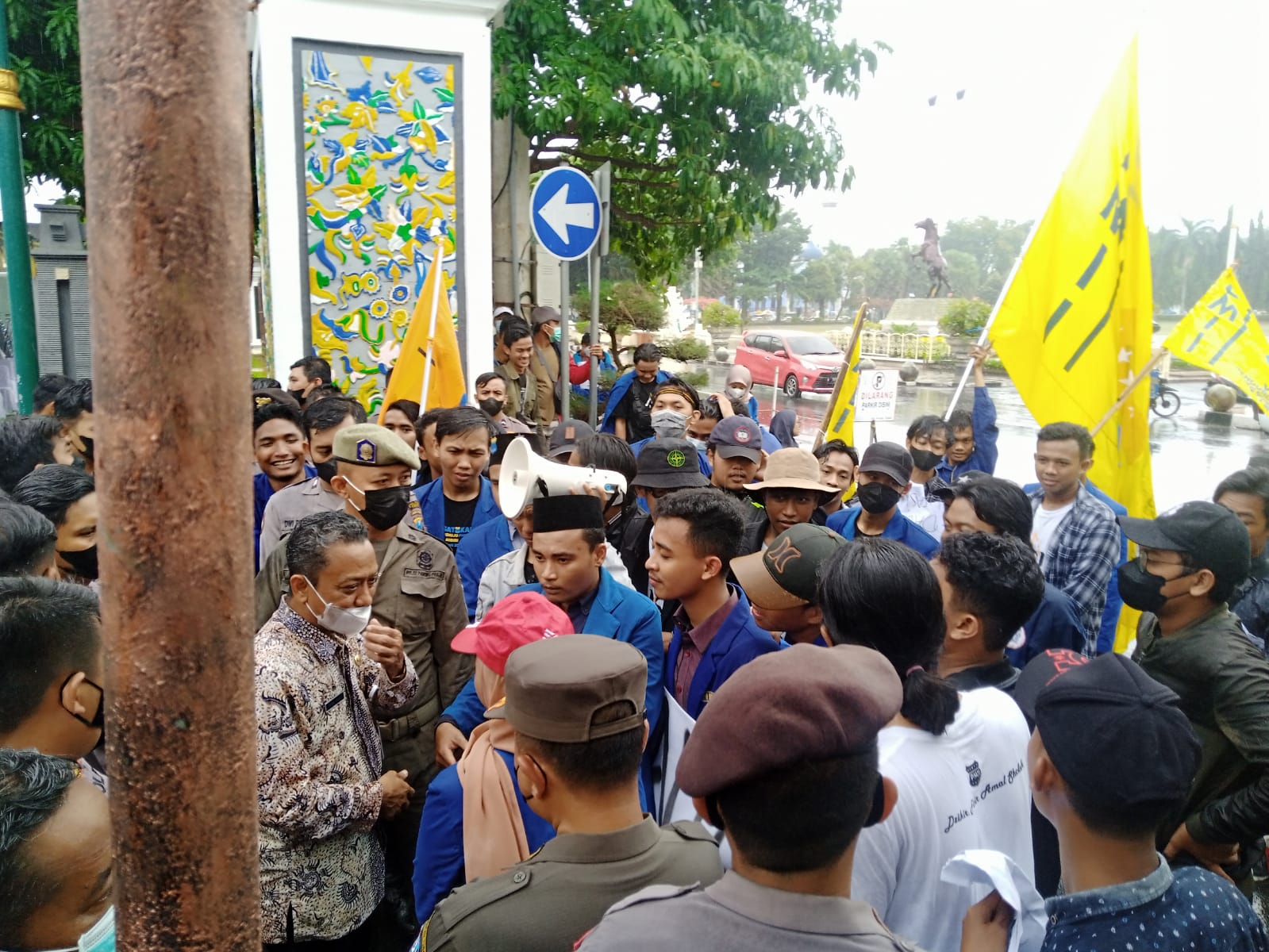 Sejumlah aktivis PMII berorasi secara gantian di depan gedung Pemkab Tuban pada Kamis (16/6/2022) siang.