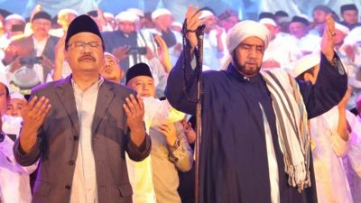 Wali Kota Pasuruan, Syaifullah Yusuf, bersama Habib Syech bin Abdul Qadir Asegaf saat melantunkan salawat di Stadion Untung Surapati, Kota Pasuruan pada Sabtu (18/06/2022) malam.