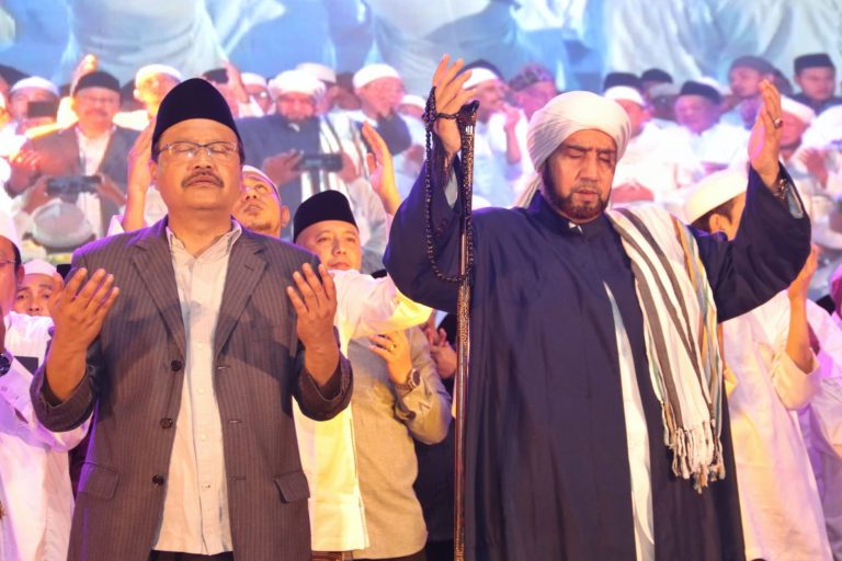 Wali Kota Pasuruan, Syaifullah Yusuf, bersama Habib Syech bin Abdul Qadir Asegaf saat melantunkan salawat di Stadion Untung Surapati, Kota Pasuruan pada Sabtu (18/06/2022) malam.