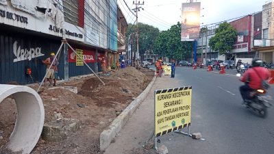 Pelebaran jalan. (Foto: Bayu Putra Pradana/Tugu Jatim)