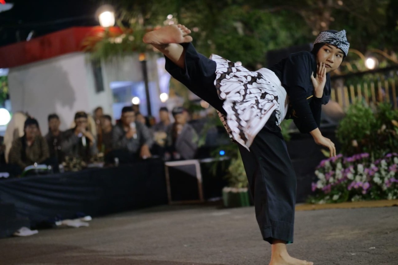 Penampilan pendekar di acara Sarasehan Budaya Seni PencaK Silat di Balai Kota Madiun.