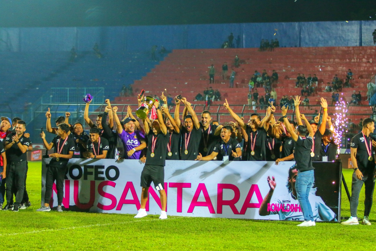 Piala Trofeo.(Foto: Dani Kristian/Tugu Malang)