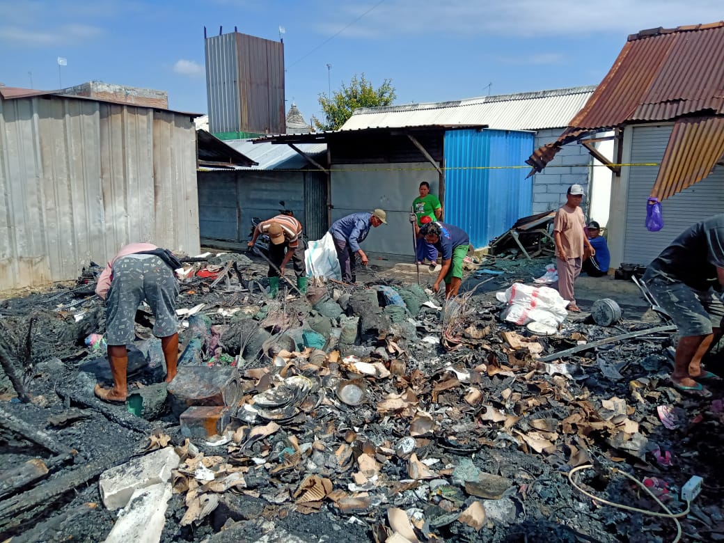 Warga bergotong royong membersihkan sisa kebakaran Pasar Bungkal, Desa Sidobandung, Kecamatan Balen, Kabupaten Bojonegoro.
