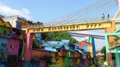 Potret wisatawan di atas jembatan kaca ikon penghubung kampung tridi dan kampung warna-warni.