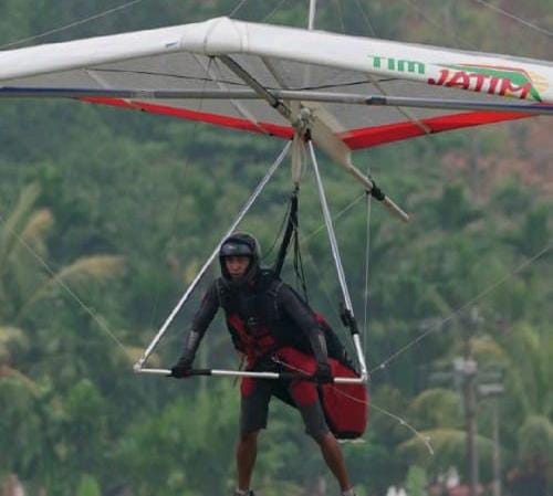 Achmad Teguh Wibowo, atlet Gantolle asal Desa Banjarejo Kecamatan Sumberrejo Bojonegoro saat berpacu menerbangkan gantolle nya.