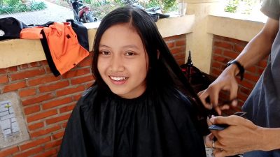 Bela, salah satu pedagang asongan yang ikut partisipasi dalam bakti sosial potong rambut gratis di terminal wisata Tuban.