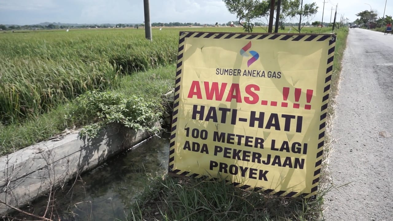 Peringatan aktifitas pengurukan di lapangan Sumur Gas Sumber di Desa Sambonggede, Kecamatan Merakurak, Tuban.
