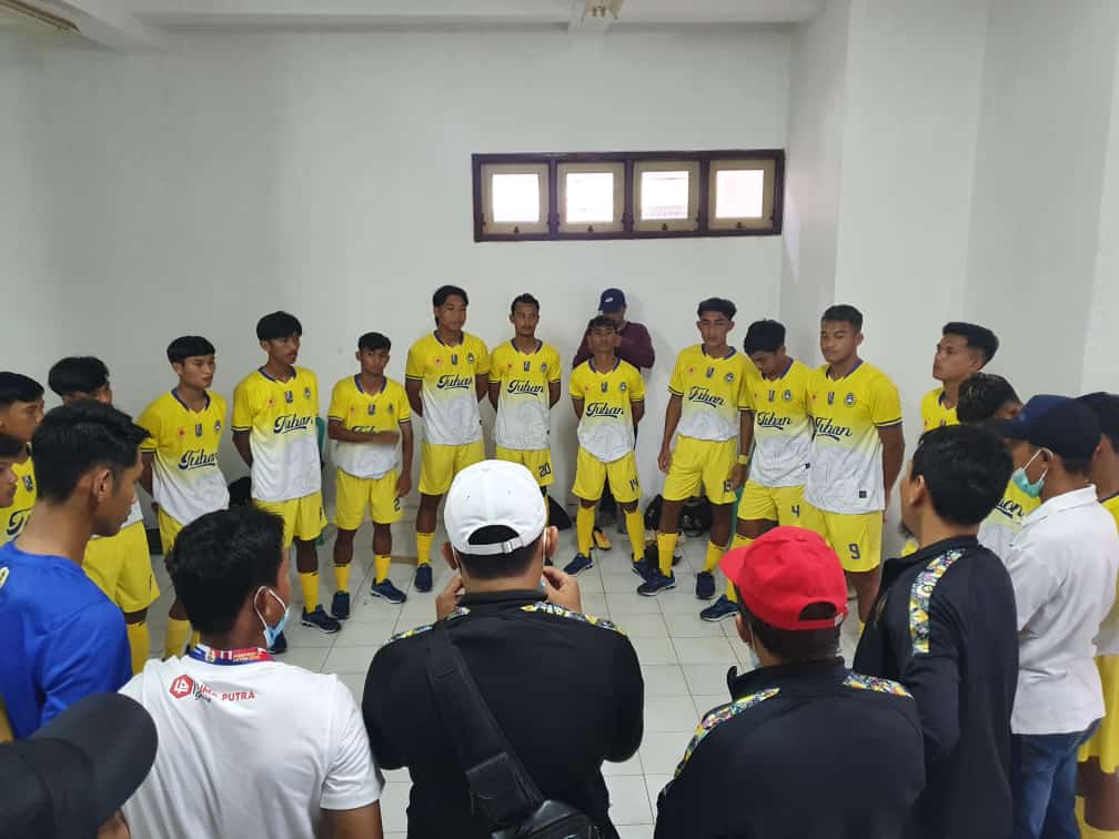 Tim sepak bola Tuban melakukan briefing di ruang ganti stadion Semeru, Lumajang, sesaat sebelum pertandingan melawan Lamongan.