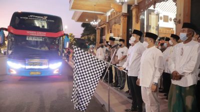 Jemaah haji Tuban saat diberangkatkan oleh Bupati Tuban, Aditya Halindra Faridzky, di Pendapa Kridha Manunggal pada Jumat (3/6/2022).