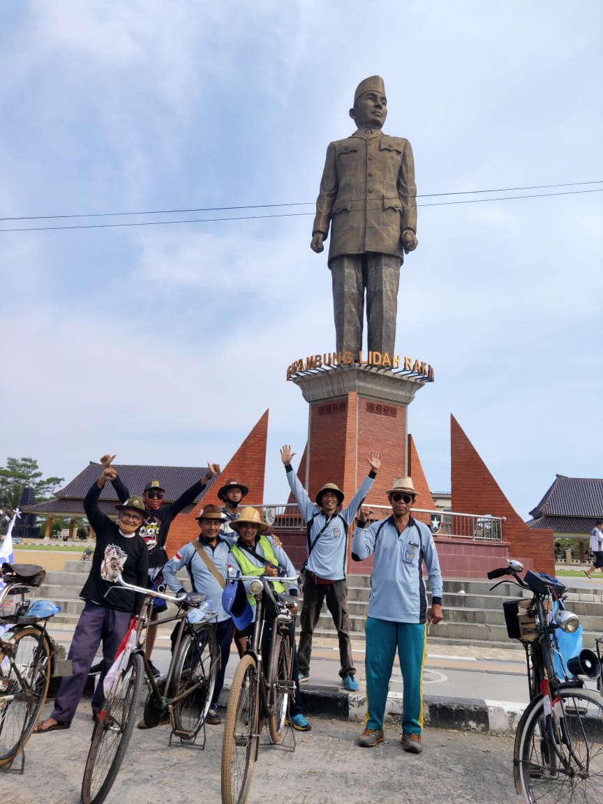 Kegiatan bersepeda peringatan HUT RI ke 76 dari Malang ke Blitar oleh klub KOMPAS Pakisaji.