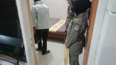 Petugas gabungan memeriksa satu persatu kamar hotel di Tuban pada Minggu (12/6/2022).