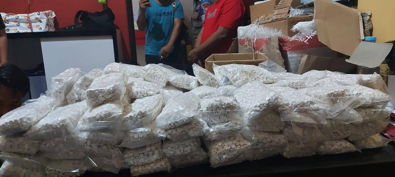 Pengedar pil koplo. (Foto: Polres Pasuruan/Tugu Jatim)