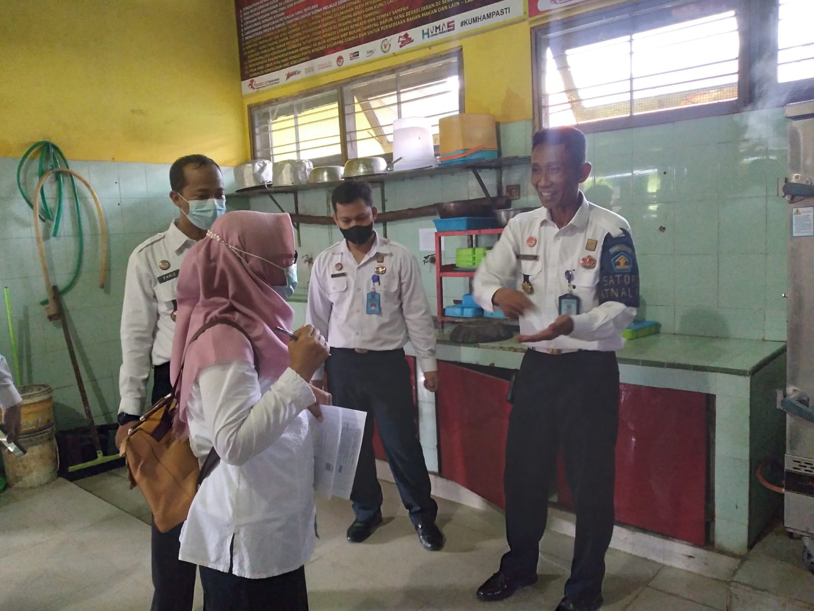 Tim uji kelayakan fisik higiene sanitasi Dinkes Tuban saat melakukan penilaian di dapur Lapas Tuban, Kamis (9/6/2022).