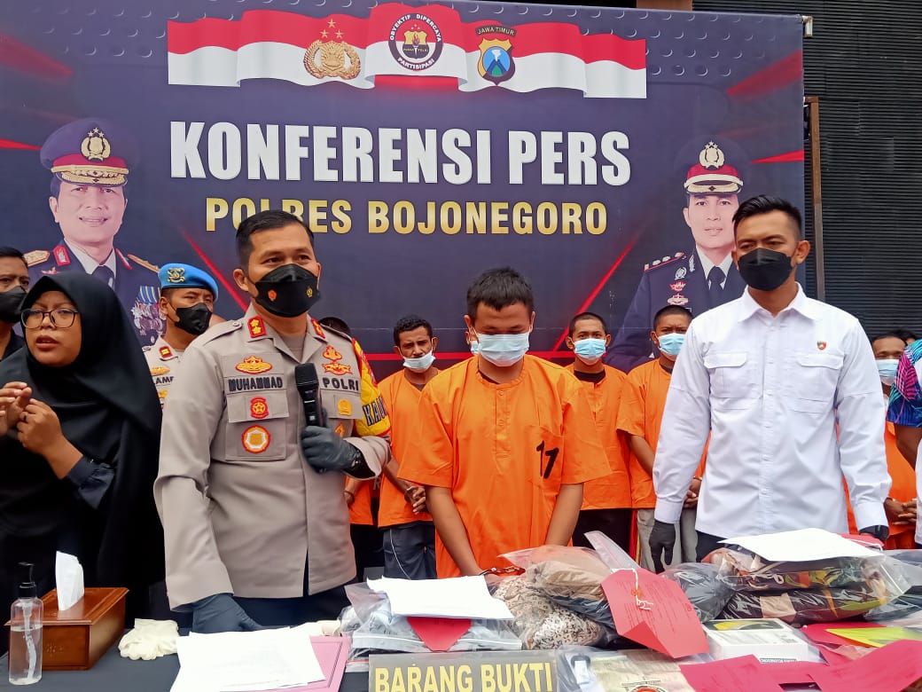 Pria berinisial F (23) (tengah), pelaku pencurian mobil dinas Bupati Bojonegoro, Anna Muawanah.